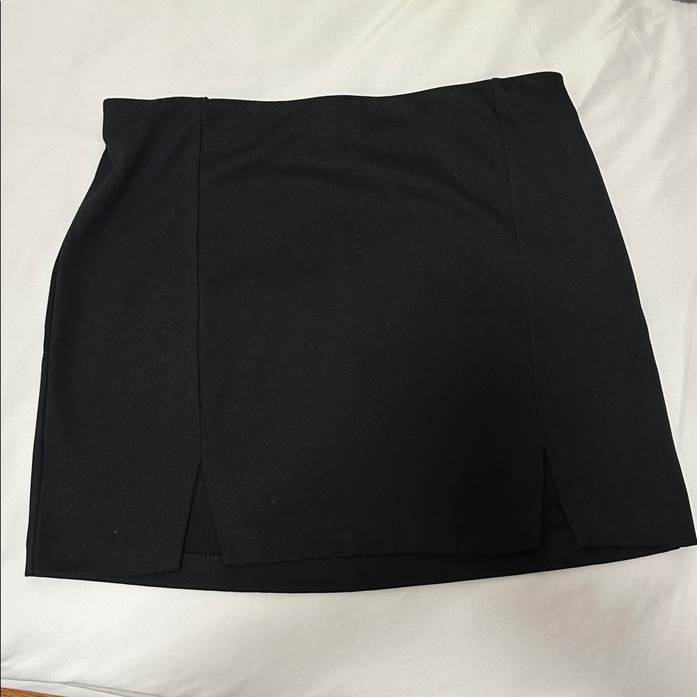 H&M Black Mini Skirt (size M)